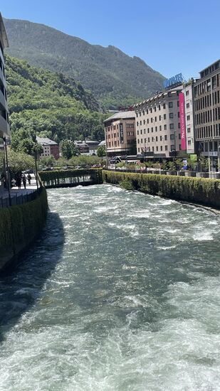 Dieser Fluß heißt „Gran Valira“ , ist 44km lang und verläßt das Land im Süden Richtung Spanien