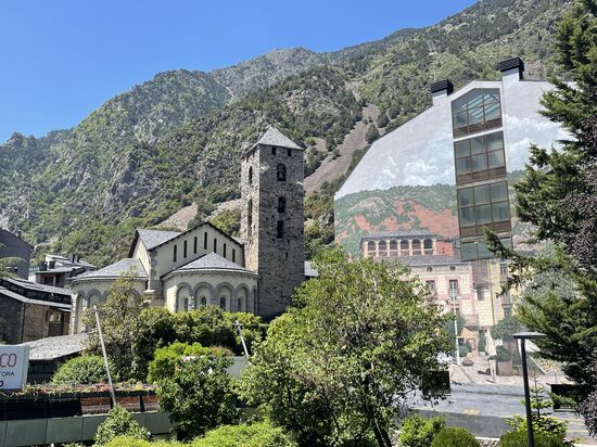 Die Sant Esteve church , von außen passt sie sich wunderbar der Landschaft an—innen ist sie eher schmucklos
