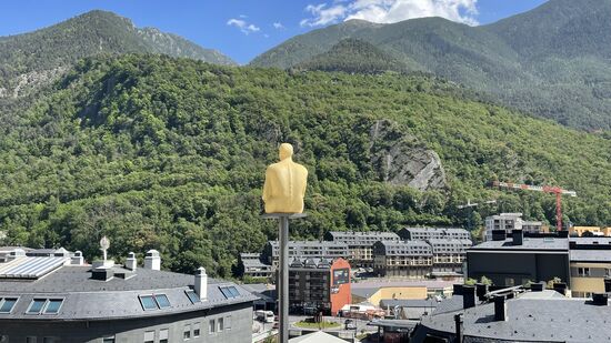 Mit großer Gelassenheit schaut einer der Poeten auf das Verkehrschaos von Andorra la Vella