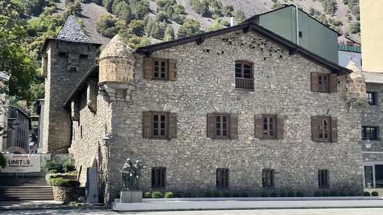 Casa de la Val: wörtlich übersetzt: Haus des Tales:
ein Gebäude aus dem 16. Jh., das von 1701–2011 Sitz des andorranischen Parlaments