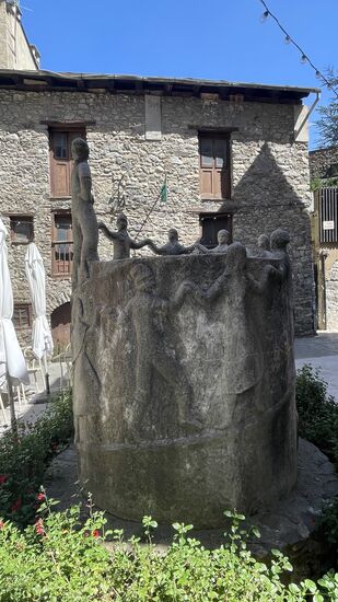 Immer wieder entdecken wir kleine Schätze, wie dieser schöne Brunnen mit den in Reigen tanzenden Mädchen