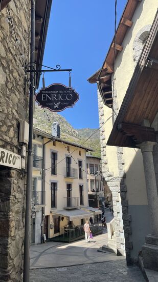 Ein Frisör—wenn er beim Haarstyling auch so viel Geschmack hat wie sein hübsches Schild verspricht….