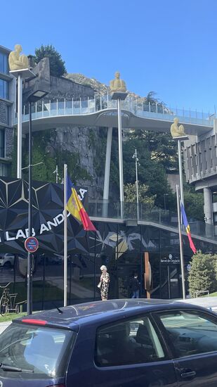 Die 7 Poeten von „Jaume Plensa“, die mit stoischer Ruhe auf uns herabschauen…