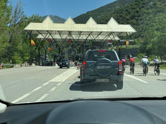 Um 13 Uhr erreichen wir die Grenze: keiner will unsere Pässe sehen, keiner stellt Fragen und Stempel bekommen wir natürlich auch keine. Wir rauschen einfach durch