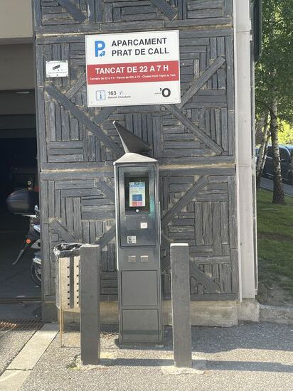 Ein kurzer Kampf mit dem Parkticket-Automaten—aus dem wir als Sieger herausgehen  
Der Trick: man muss hier das Kennzeichen eingeben!