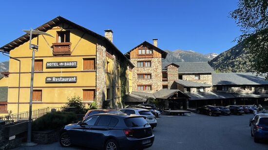 Unser Hotel, das „Abba Ordino Babot Hotel“—ich glaube, ich habe schon erwähnt, dass es eine gute Wahl war. Bei 90 Euro für das Dozi inkl Frühstück ist man hier gut untergebracht. Das Personal ist tüchtig und freundlich—der Ausblick mega!