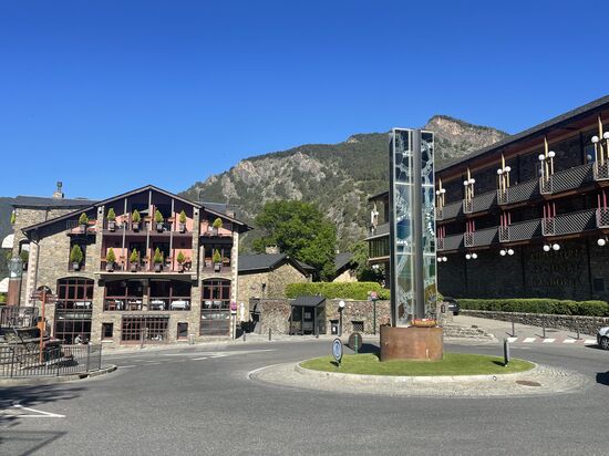 Zuerst fahren wir die Schlangenlinien-Straße hinunter in den Ort Ordino um Wasser und ein paar Kekse zu holen
