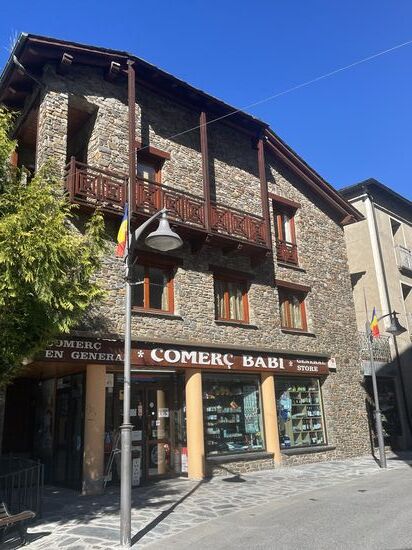 In diesem niedlichen Supermarkt kaufen wir ein