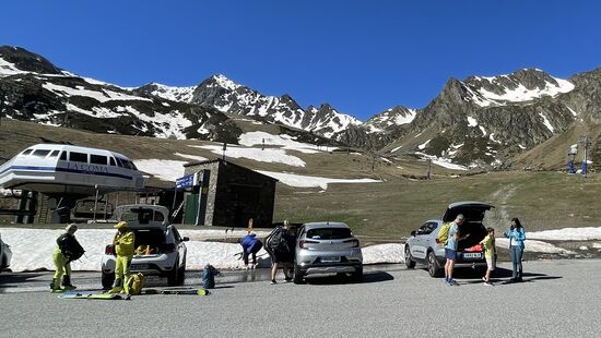 Da sind wir auf 2400m angekommen.
Im Winter wimmelt es hier sicher vor erwartungsvollen Ski-Fans
Auch heute ist eine Familie im Auto neben uns, die sich für Abfahrtski fertig machen
Andere dagegen sind fürs wandern mit kurzen Hosen gerüstet