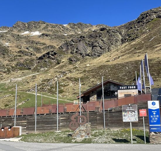 In der großen Ski-Hütte können wir uns nach der Wanderung dann belohnen