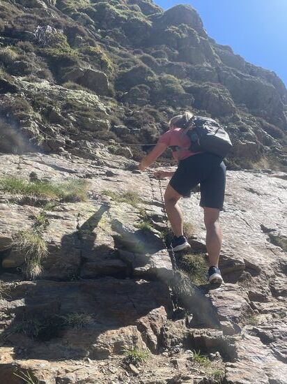 Das  fängt ja gut an! Sehr steil gehts schon nach ein paar hundert Metern hinauf, sodass wir gern das vorhandene Seil nutzen