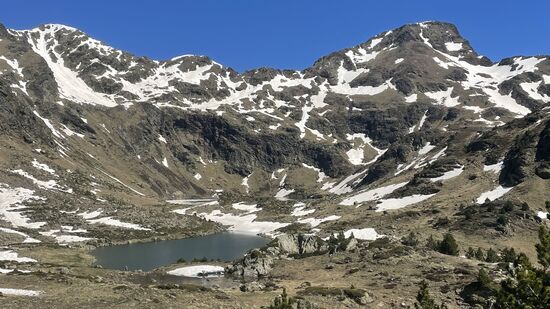Überall plätschert es von den Bergen —unzählige kleine Rinnsale und Wasserfälle mit Schmelzwasser fließen in die Seen