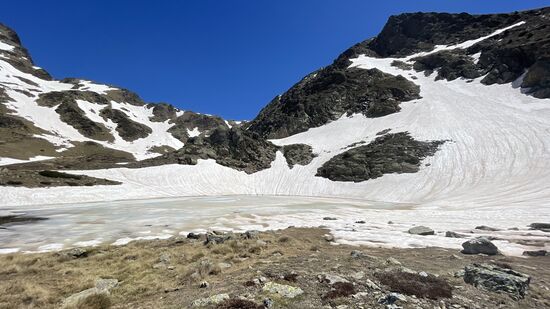 Wir müssen auch viele Schneefelder überqueren, das kostet ganz schön viel Kraft