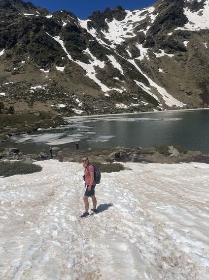 An manchen Stellen sind unter der Schneedecke Hohlräume, wenn die Schneedecke darüber zu dünn ist, kann man da tief versinken.
An einigen Stellen sehen wir tiefe Löcher von anderen Leuten