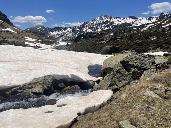Hier kann man den Hohlraum unter der Schneedecke erkennen. Davor rauscht das Wasser