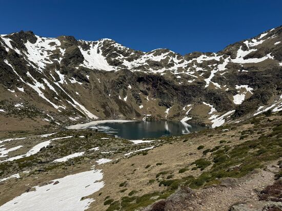 Wir haben einen schönen Rundkurs um die Seen gemacht. Einen Peak haben wir erklommen und nun ist der letzte Kilometer wie auf dem Hinweg