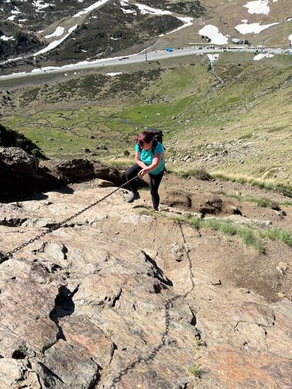 Tja—und leider wieder den steilen Kraxelberg hinab mit Hilfe der Kette 