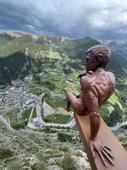 Neuerdings wird hier ein Eintrittsgeld von 6 Euro erhoben. Bis vor kurzem war der Ausblick hier kostenlos.
Es gibt auch eingelassene Glasplatten im Boden durch die man aber nicht mehr schauen kann, da sie komplett blind sind