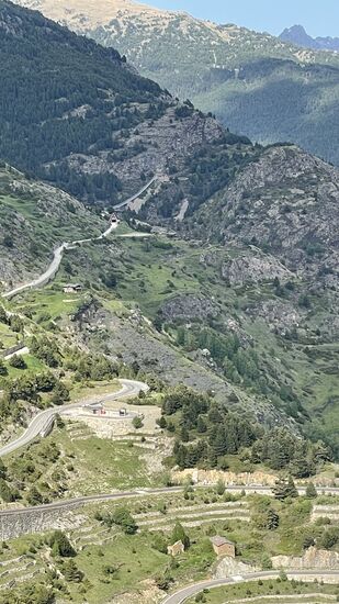 Dort hinten sieht man die Hängebrücke , die wir morgen besuchen wollen