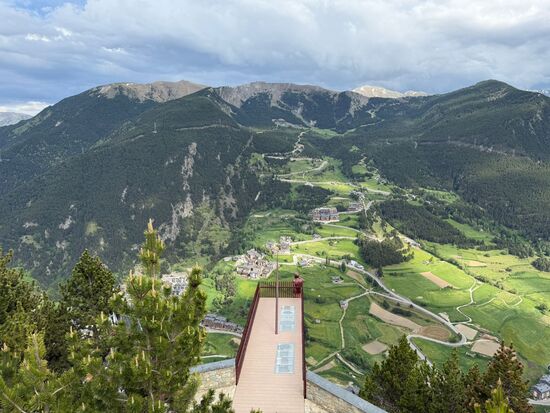 Es gibt noch eine höhere Plattform, von der man diesen Blick auf den Mini-Skywalk mit der Statue hat