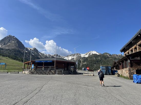 Frisch machen wir uns um 10 Uhr auf den Weg. Auch hier ist es wieder sehr leer—alle Lokale sind geschlossen