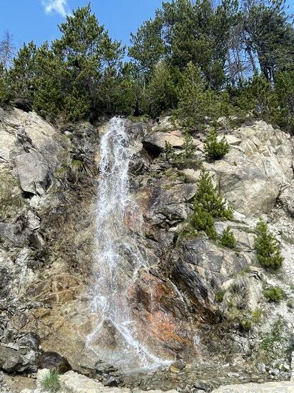 Schon bald sehen wir den ersten Wasserfall