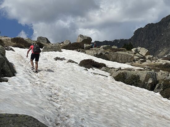 Bergauf durch Schnee, nochmal eine Steigerung…