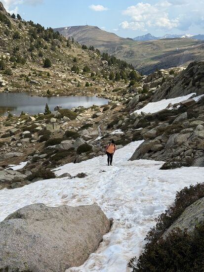 Immer wieder Schneeflächen sind zu überqueren