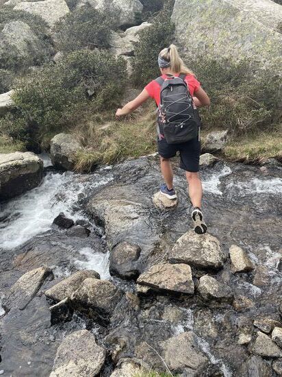 Wir müssen auch einige Male die Bäche überqueren—da habe ich immer besonderen Horror und immer Angst auf den Steinen auszurutschen