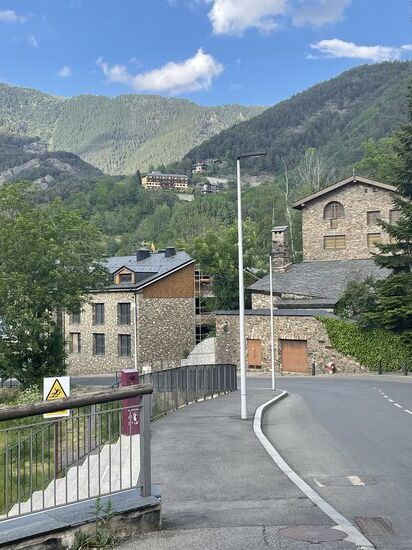 Auf den Weg hat man einen tollen Blick auf unser Hotel oben in den Bergen
