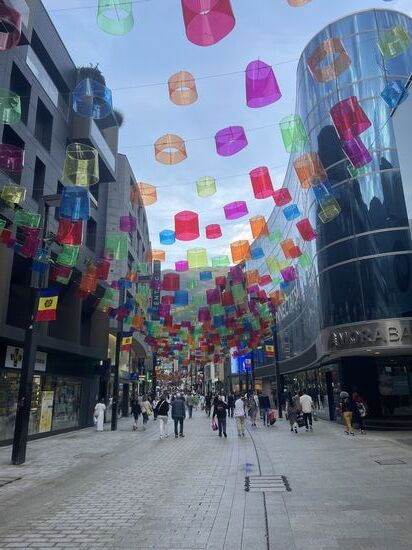 Wir parken wieder auf den Parkplatz vom ersten Tag. Der ist von der Lage top und auch recht günstig