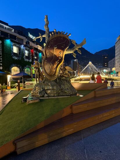 Die Stadt ist gut besucht: viele Menschen shoppen, besuchen Restaurants oder bummeln durch die Straßen