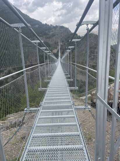 Doch—ganz schön lang! Monique ist skeptisch, denn sie hat echte Höhenangst.
Trotzdem will sie es wagen. Ich gehe vor und sie klammert sich hinter mir an meinem Hosenbund fest.