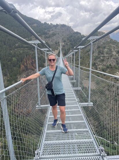 Trotzdem schafft sie nur ein paar Meter. Sie kann auch nicht nach vorn und nach oben schauen und so bringe ich sie zurück. Aber ein Foto gibt es noch schnell!