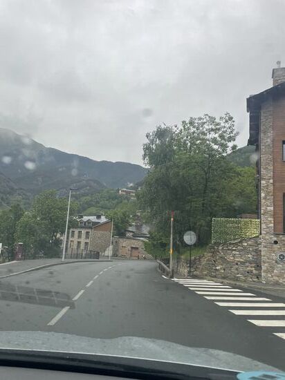 Bei strömenden Regen starten wir und nehmen Abschied von der „Schwarzwaldklinik“ - so haben wir scherzhaft unser Hotel genannt, weil es auch so weit oben ist 