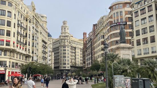 Es gibt eine Vielzahl von Cafés und Restaurants—der Platz ist Treffpunkt von Einheimischen und Besuchern
