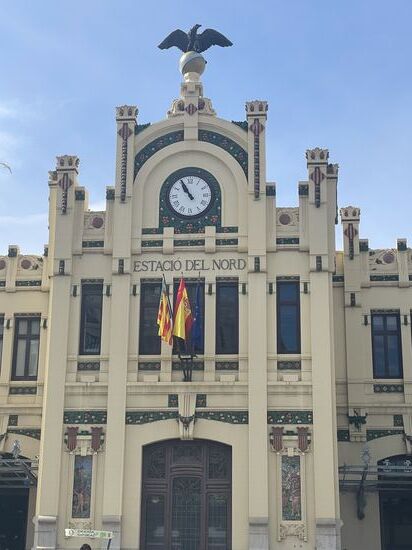Der 1917 eingeweihte Nordbahnhof von Valencia! Dieses Jugendstilgebäude ist Teil der sogenannten Wiener Sezession und eines der schönsten Beispiele für weltliche Architektur der Stadt