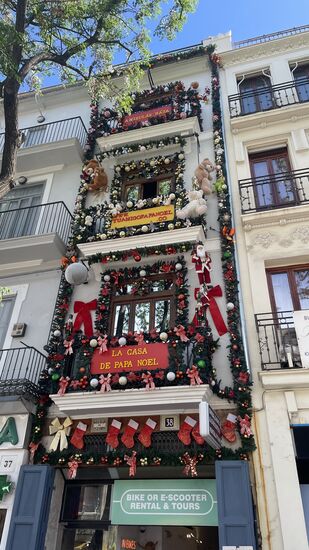 Ein Weihnachtshaus mittendrin
