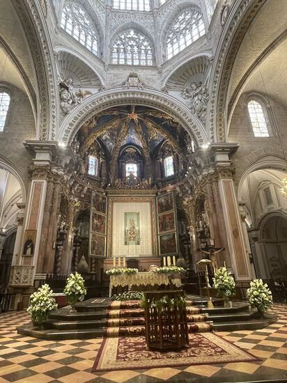 Feierlich geschmückter Altar
