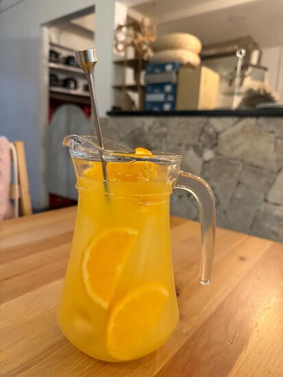 Hier probieren wir das „Agua Valencia“: ein Cocktail auf der Basis von Cava oder Champagner, Orangensaft, Wodka und Gin.
Hört sich hart an, aber dank der Unmengen von riesigen Eiwürfeln ist die Alkoholmenge kaum der Rede wert
