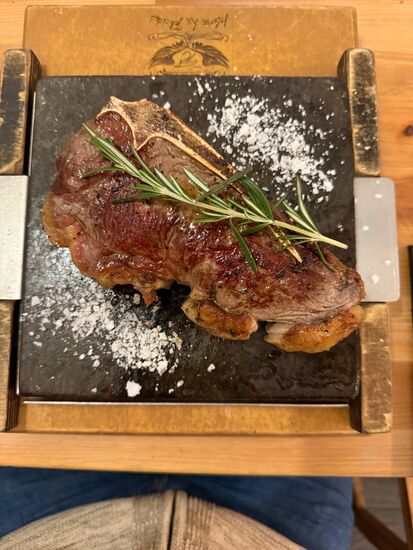 Thomas bestellt ein T-Bone Steak auf heißen Stein….