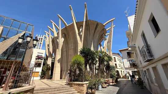 Hier besichtigen wir zuerst die imposante katholische Kirche: „Parroquia de Nostra Senyora de Loreto“ -eine Kirche in der Form eines Bootes-
Erbaut in den 50ern, man hatte Mut zur Moderne