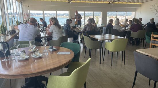 Attico Restaurant - hier muss man unbedingt reservieren, denn jeder Tisch wird nur einmal besetzt: man bekommt hier für 23 Euro ein 5-Gang Menü vom Feinsten:
Zuerst einen Kleinen Gruß aus der Küche, Cäsar-Salat, gefüllte Teigtaschen, Lachs-Avocado-Tatar und dann einen Hauptgang, den man aus 5 verschiedenen auswählen kann und als Dessert noch Panna Cotta.
Dazu ein Glas Wein und vorweg noch ein Glas Prosecco zur Begrüßung für „Freunde“
Der Service ist unglaublich aufmerksam und nett