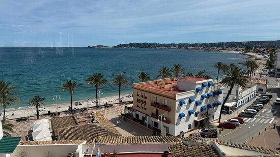 Die Aussicht durch die Glasfront ringsum ist mega!!