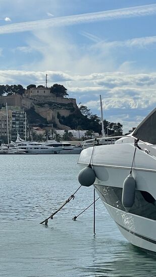 In Denia machen wir eine kurze Trinkpause am alten Yachthafen mit Blick auf die Yachten und die Burg von Denia.
Ein Getränk welches hier gern getrunken wird: Clara , das ist Bier mit Fanta Limon
Herrlich erfrischen!