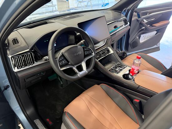 BYD wurde 2022 der größte Hersteller von Elektro- und Hybridfahrzeugen und stellte sogar Tesla in den Schatten.
Interessante Info, die ich grade mal gegoogelt habe: bei diesem preiswerten Fahrzeug werden im Gegensatz zu seinen Konkurrenten die Batterien nicht durch Industrieroboter, sondern durch Menschen produziert.
Die sehr detaillierte Beschreibung des Workflow macht es möglich, dass eine halbautomatische Fertigung der Batterien durch junge Menschen mit geringer oder sogar gar keiner beruflichen Qualifikation möglich ist. Und durch die Niedriglöhne, die noch erheblich unter denen in Japan liegen, konnten die Fahrzeuge so günstig angeboten werden.