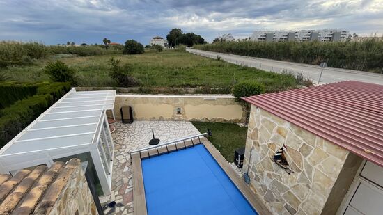 Blick von unserem Apartment auf das kleine Anwesen der beiden. Der Pool ist ganz neu und hinter dem noch unbebauten Grundstück befindet sich das Meer