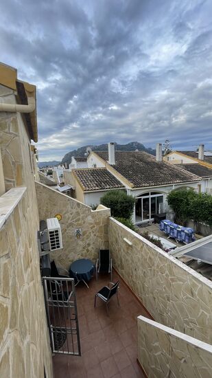 Überall sind kleine Sitzplätze—der Großteil der Nachbarschaft sind Auswanderer—rechts blicken wir auf das Anwesen einer osteuropäischen Familie mit 2 Kindern