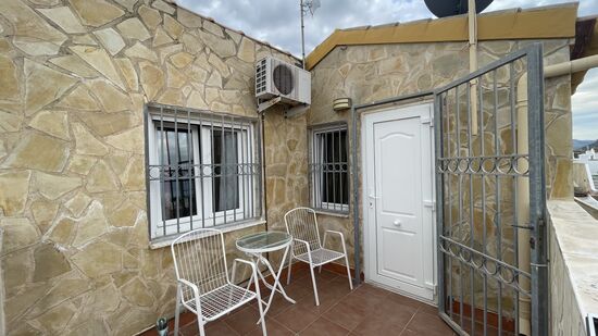 Das ist die kleine Sitzecke bei uns oben—hier ist die Sonne bis spät abends