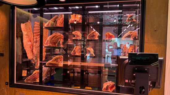 Zuerst besuchen wir mal den guten Schlachter im Ort. Hier gibt es hochwertige spanische Wurst und abgehangenes Fleisch